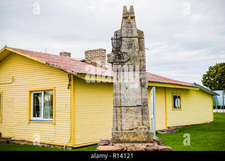 Scultura di Nettuno nel porto. Mustvee, Jogeva County, Estonia, paesi baltici, Europa. Foto Stock