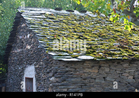 Campillo de Ranas, uno dei villaggi dei neri nella Sierra Norte di Guadalajara, Spagna Foto Stock