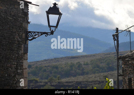 Campillo de Ranas, uno dei villaggi dei neri nella Sierra Norte di Guadalajara, Spagna Foto Stock