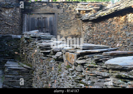 Campillo de Ranas, uno dei villaggi dei neri nella Sierra Norte di Guadalajara, Spagna Foto Stock