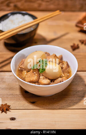 Cucina Taiwanese. Brasati di carne di maiale e di uovo con riso. Foto Stock