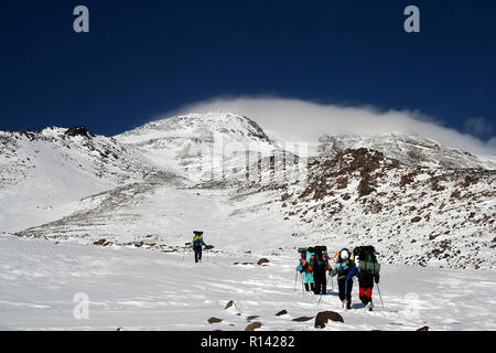 Gli alpinisti la salita al Monte Agri (Ararat), Turchia. Montare Agri è la montagna più alta in Turchia e si è creduto che l'Arca di Noè c'è. Foto Stock