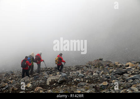 Gli alpinisti andando verso il basso per montare Agri (Ararat), Turchia. Montare Agri è la montagna più alta in Turchia e si è creduto che l'Arca di Noè c'è. Foto Stock