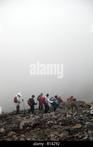 Gli alpinisti andando verso il basso per montare Agri (Ararat), Turchia. Montare Agri è la montagna più alta in Turchia e si è creduto che l'Arca di Noè c'è. Foto Stock