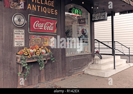 La parte esterna del villaggio negozio di antiquariato in downtown Sugarcreek, Ohio, USA un esclusivo negozio di antiquariato nel cuore di Ohio Amish country. Foto Stock