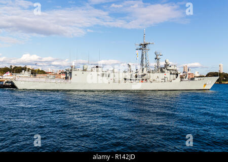 Sydney, Australia - 5 Giugno 2015: Marina australiana nave HMAS Darwin. La nave è una classe di Adelaide fregata missilistica. Foto Stock
