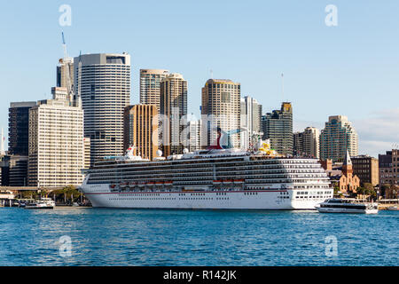 Sydney, Australia - 5 Giugno 2015: La nave da crociera Carnival spirito ormeggiato a Circular Quay. Sydney è una popolare destinazione di crociera. Foto Stock