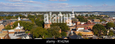 L'Accademia Navale la cupola e il Maryland Statehouse edifici mostrano fino centrato in Annapolis Skyline Foto Stock