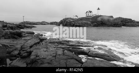 Il rosso faro di luce Nubble avverte i naviganti di rocce pericolose e navigare sull'Oceano Atlantico Costa Orientale Foto Stock