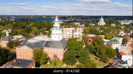 L'Accademia Navale la cupola e il Maryland Statehouse edifici mostrano fino centrato in Annapolis Skyline Foto Stock