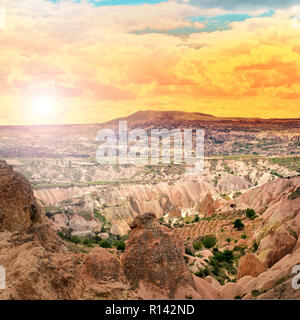 Bellissimo paesaggio con tramonto in Cappadocia montagne Foto Stock