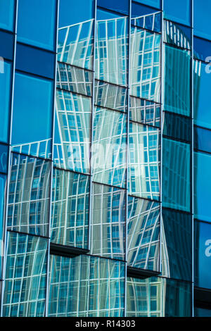 E moderno isolato a torre si riflette nelle finestre di vetro, Stratford, Londra, Inghilterra, Regno Unito