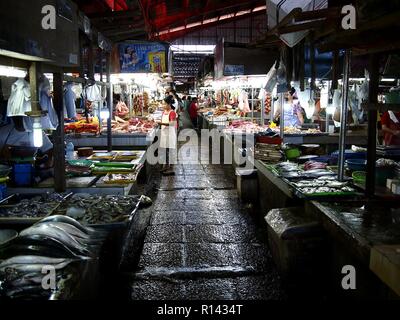 BINANGONAN, Rizal, Filippine - 8 Novembre 2018: le righe delle carni fresche e delle carni di pesce venditore bancarelle in un mercato pubblico. Foto Stock