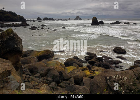 O02364-00...OREGON - Stormy giornata in spiaggia indiano in Ecola State Park sulla costa del Pacifico vicino alla spiaggia di Canon. Foto Stock