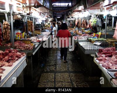 BINANGONAN, Rizal, Filippine - 8 Novembre 2018: le righe delle carni fresche e delle carni di pesce venditore bancarelle in un mercato pubblico. Foto Stock