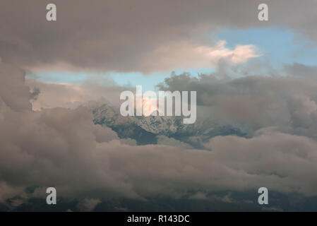 Lo splendido paesaggio di Himalayan neve montagne da Khaliya Top in Munsyari, Uttarakhand, India Foto Stock