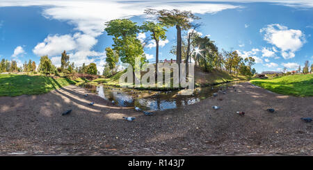 Visualizzazione panoramica a 360 gradi di Full seamless panorama sferica 360 da 180 gradi angolo di vista sulla riva del fiume piccolo con anatre nel parco della città nel giorno di estate in equirettangolare pr