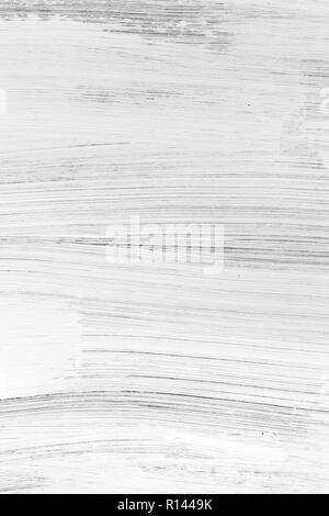 Bianco parete in legno con vernice ruvida pennellate pattern, verticale texture di sfondo Foto Stock