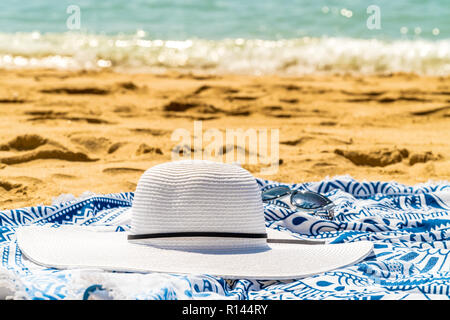 Round spiaggia asciugamano, cappello e occhiali da sole in vacanza estiva Foto Stock