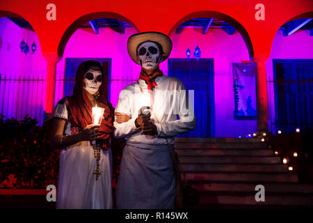 Merida, Cementerio generale, Messico - 31 Ottobre 2018: Close up customed uomo e donna con messicano con tradizionali vestiti di bianco e il cranio di make-up Foto Stock