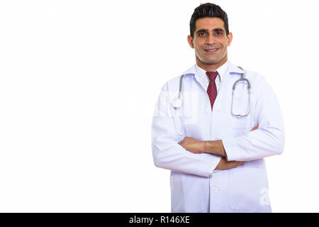 Studio shot di giovani felici persiano medico uomo sorridente con le braccia Foto Stock