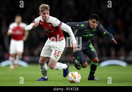 Dell'Arsenal Emile Smith-Rowe (sinistra) e Sporting Lisbona's Marcos Acuna battaglia per la sfera durante la UEFA Europa League, gruppo e corrisponde all'Emirates Stadium di Londra. Foto Stock