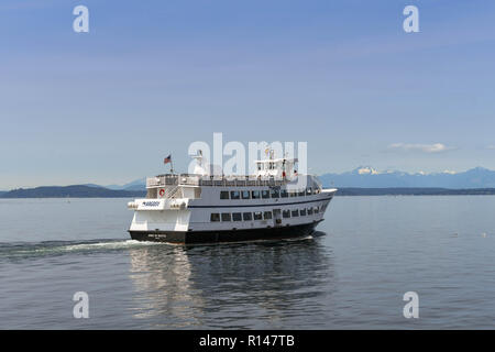 SEATTLE, NELLO STATO DI WASHINGTON, STATI UNITI D'AMERICA - Giugno 2018: Turistico barca di crociera a vela attraverso della Baia di Elliott in Seattle. Foto Stock