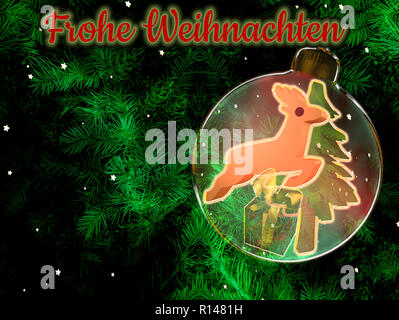 Sfondo di natale con rami di abete, palla di Natale con decorazioni natalizie e testo. Immagine con testo in tedesco: Buon Natale Foto Stock