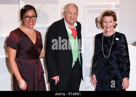 Solo uso editoriale regina Sonja di Norvegia (a destra) con David Hockney, destinatario della regina Sonja Stampa 2018 premio Lifetime Achievement Award e giapponese artista canadese Emma Nishimura, vincitore della regina Sonja Print Award 2018, presso la Royal Academy di Londra. Foto Stock