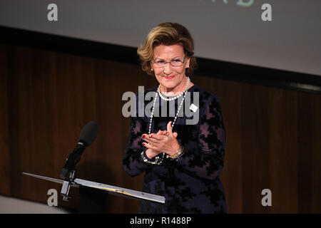 Solo uso editoriale regina Sonja di Norvegia parla prima della concessione della regina Sonja Print Award 2018 presso la Royal Academy di Londra. Foto Stock