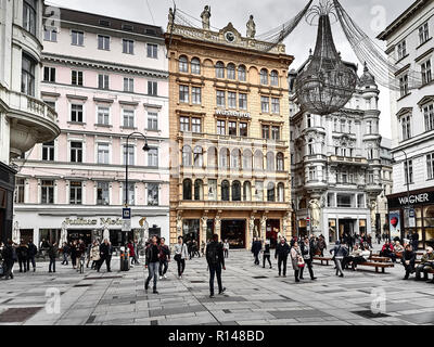 Vienna, Austria - 1 Novembre 2018 - Vista del Graben, una delle principali strade di Vienna. La gente cammina per andare a fare shopping e visitare la cit Foto Stock