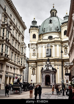 Vienna, Austria - 1 Novembre 2018 - Vista del Graben, una delle principali strade di Vienna. La gente cammina per andare a fare shopping e visitare la cit Foto Stock