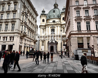 Vienna, Austria - 1 Novembre 2018 - Vista del Graben, una delle principali strade di Vienna. La gente cammina per andare a fare shopping e visitare la cit Foto Stock