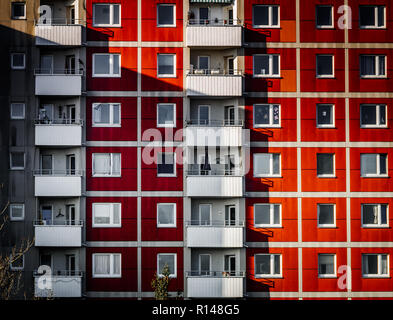 Immagine di vista frontale del grande edificio con appartamenti con ombre Foto Stock