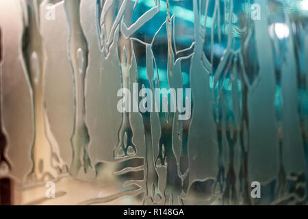 Abstract incisioni in vetro con toni di blu. Foto Stock