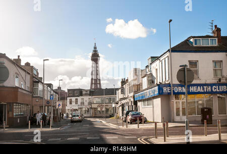 La Blackpool Tower da un punto di vista diverso rispetto al normale . Visto dal lato est di distanza dal centro della città e il lungomare Foto Stock