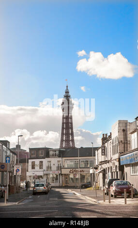 La Blackpool Tower da un punto di vista diverso rispetto al normale . Visto dal lato est di distanza dal centro della città e il lungomare Foto Stock