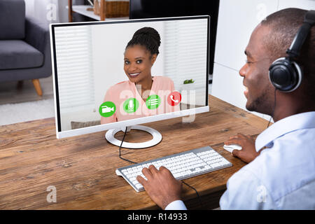 L'uomo le videoconferenze con la Giovane donna sul computer Foto Stock