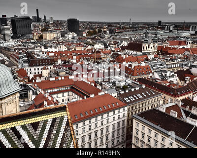 Vista panoramica del centro di Vienna e il San Spethens cattedrale in un giorno nuvoloso Foto Stock