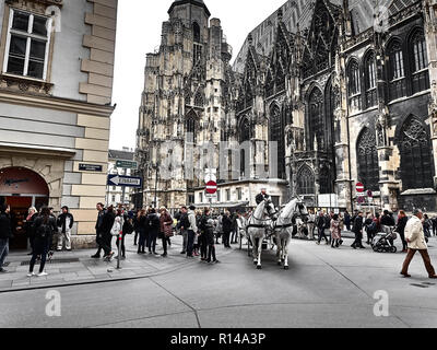 Vienna, Austria - 1 Novembre 2018 - Vista del Duomo di Santo Stefano, la chiesa principale di Vienna. La gente cammina e visitare la città Foto Stock