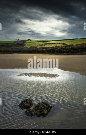 In tarda serata la luce a bassa marea in Gannel Estuary in Newquay in Cornovaglia. Foto Stock