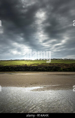 In tarda serata la luce a bassa marea in Gannel Estuary in Newquay in Cornovaglia. Foto Stock