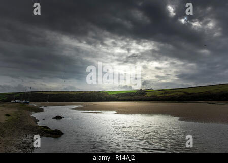 In tarda serata la luce a bassa marea in Gannel Estuary in Newquay in Cornovaglia. Foto Stock