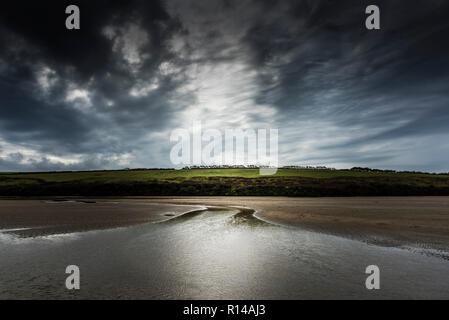 In tarda serata la luce oltre la bassa marea in Gannel Estuary in Newquay in Cornovaglia. Foto Stock