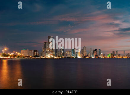 Skyline di Bocagrande di notte. Cartagena de Indias, Colombia. Ott 2018 Foto Stock