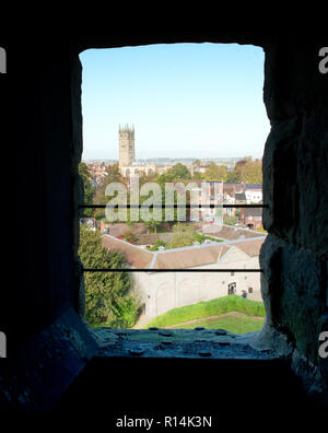 Guardando attraverso la finestra ingrandita dei ragazzi torre nel Castello di Warwick verso la città vicina e St Marys Chiesa Foto Stock