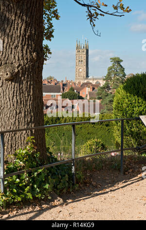 Vista dal castello tumulo di fronte a St Marys chiesa della città di Warwick Foto Stock