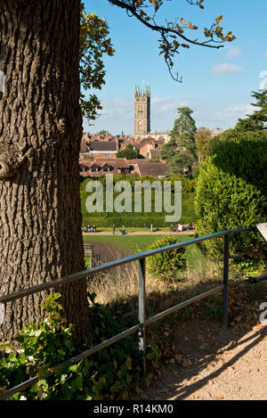 Vista dal castello tumulo di fronte a St Marys chiesa della città di Warwick Foto Stock