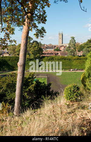 Vista dal castello tumulo di fronte a St Marys chiesa della città di Warwick Foto Stock