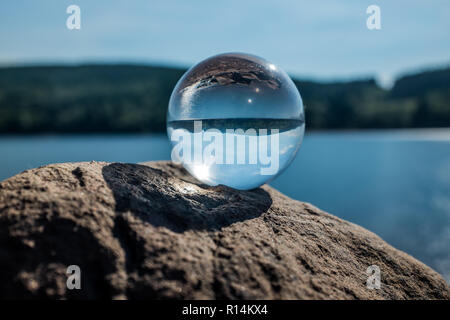 Guardando attraverso una palla di cristallo su un lago aperto Foto Stock